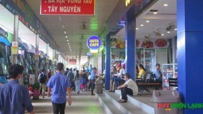 Ngồi điều hòa "miễn phí" tại nhà chờ bến xe
