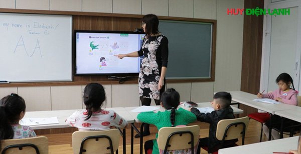 Phụ huynh “tự nguyện” trang bị Tivi LCD xịn cho lớp học 1